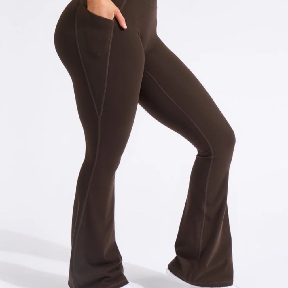 BuffBunny Pocket Contour Flare Leggings
